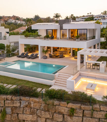 Moderne Frontline Golfvilla med Infinity-basseng i Nueva Andalucía