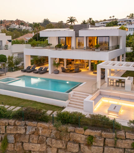Contemporary Frontline Golf Villa with Infinity Pool in Nueva Andalucía