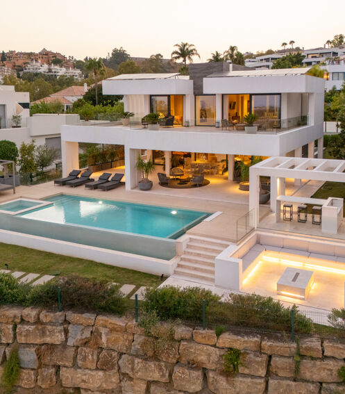 Contemporary Frontline Golf Villa with Infinity Pool in Nueva Andalucía