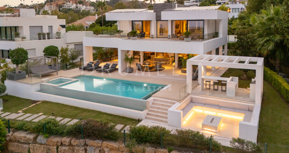 Contemporary Frontline Golf Villa with Infinity Pool in Nueva Andalucía