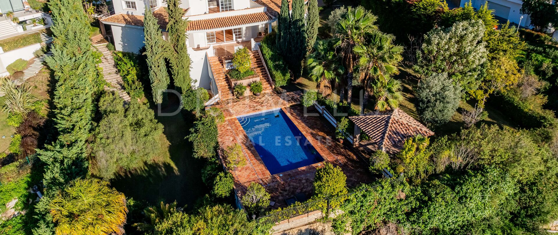 Элегантная вилла с видом на море и потенциалом для проекта в Vega del Colorado, Бенаавис Описание