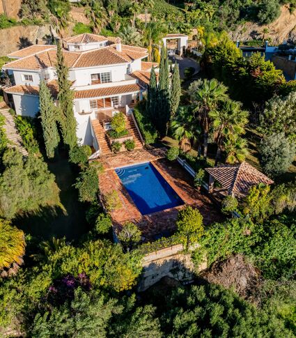 Элегантная вилла с видом на море и потенциалом для проекта в Vega del Colorado, Бенаавис Описание