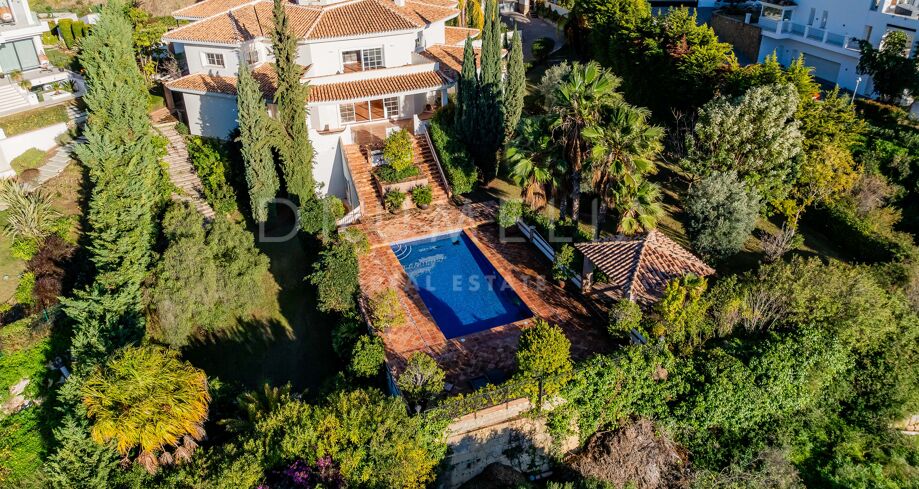 Elegant Villa with Sea Views and Project Potential in Vega del Colorado, Benahavís