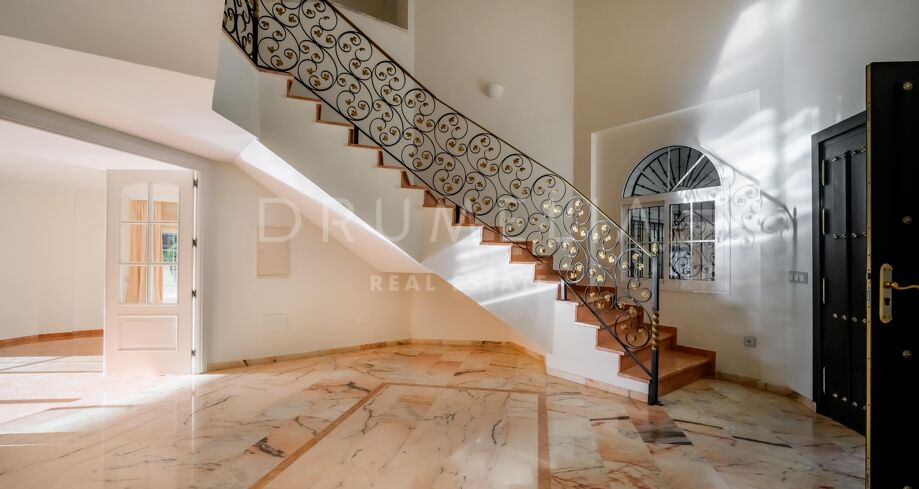 Elegant Villa with Sea Views and Project Potential in Vega del Colorado, Benahavís