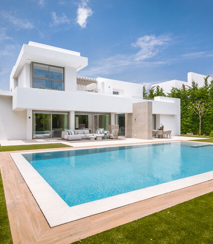 Moderne Villa mit 5 Schlafzimmern in El Paraíso mit Pool, Garten, in der Nähe von Golfplätzen, Stränden und Annehmlichkeiten