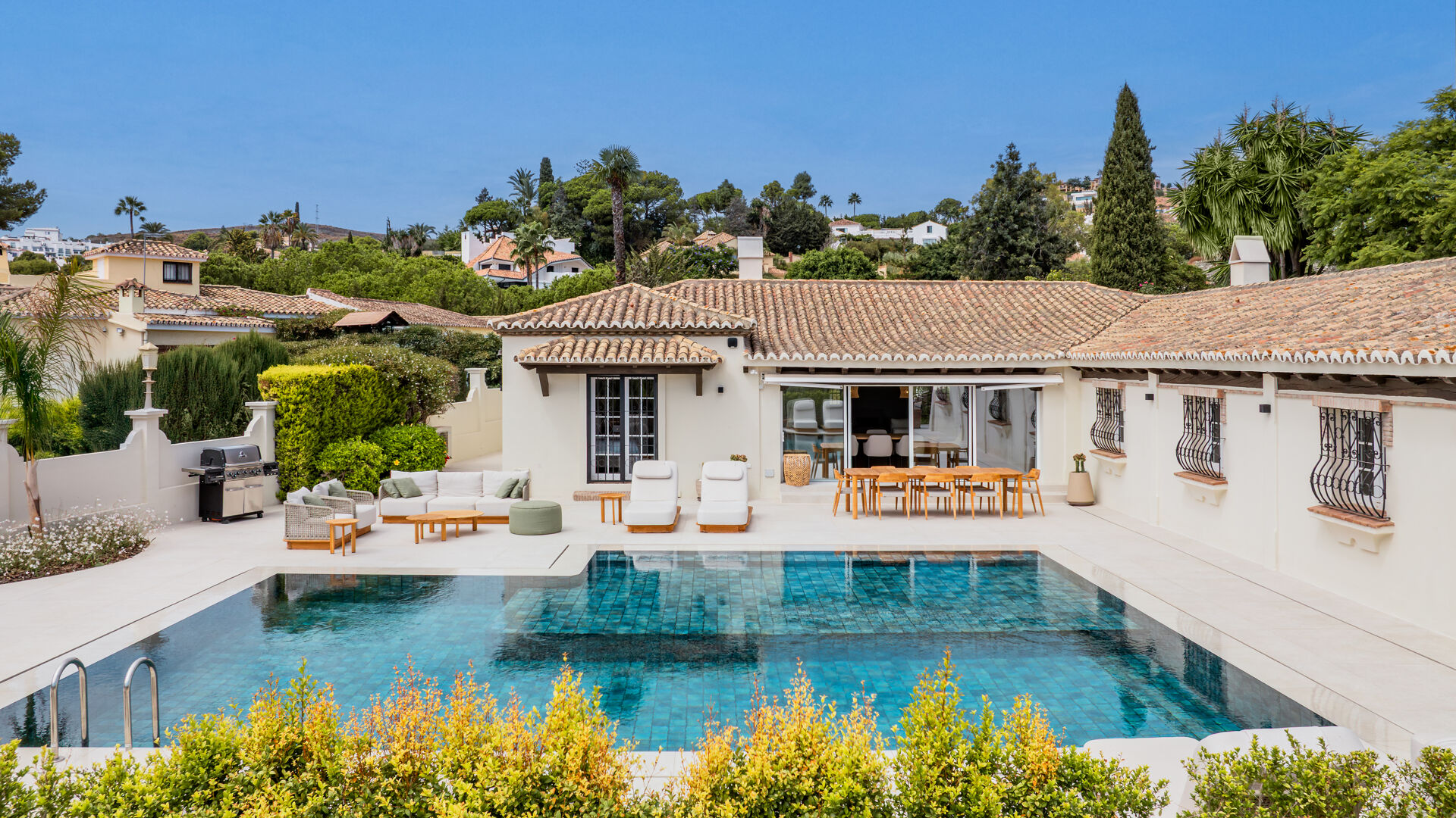 Casa Noora - Elegante Gerenoveerde Villa in Altos del Paraíso, Benahavís