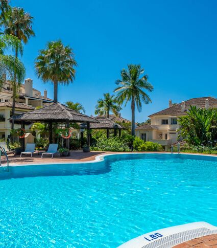 Luxe duplex penthouse met 3 slaapkamers in Las Alamandas, Nueva Andalucía nabij Puerto Banús