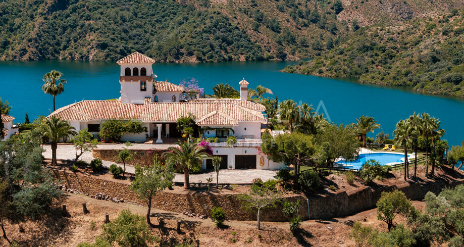 Elegant Andalusian Villa with Lake Views near Marbella – Istán