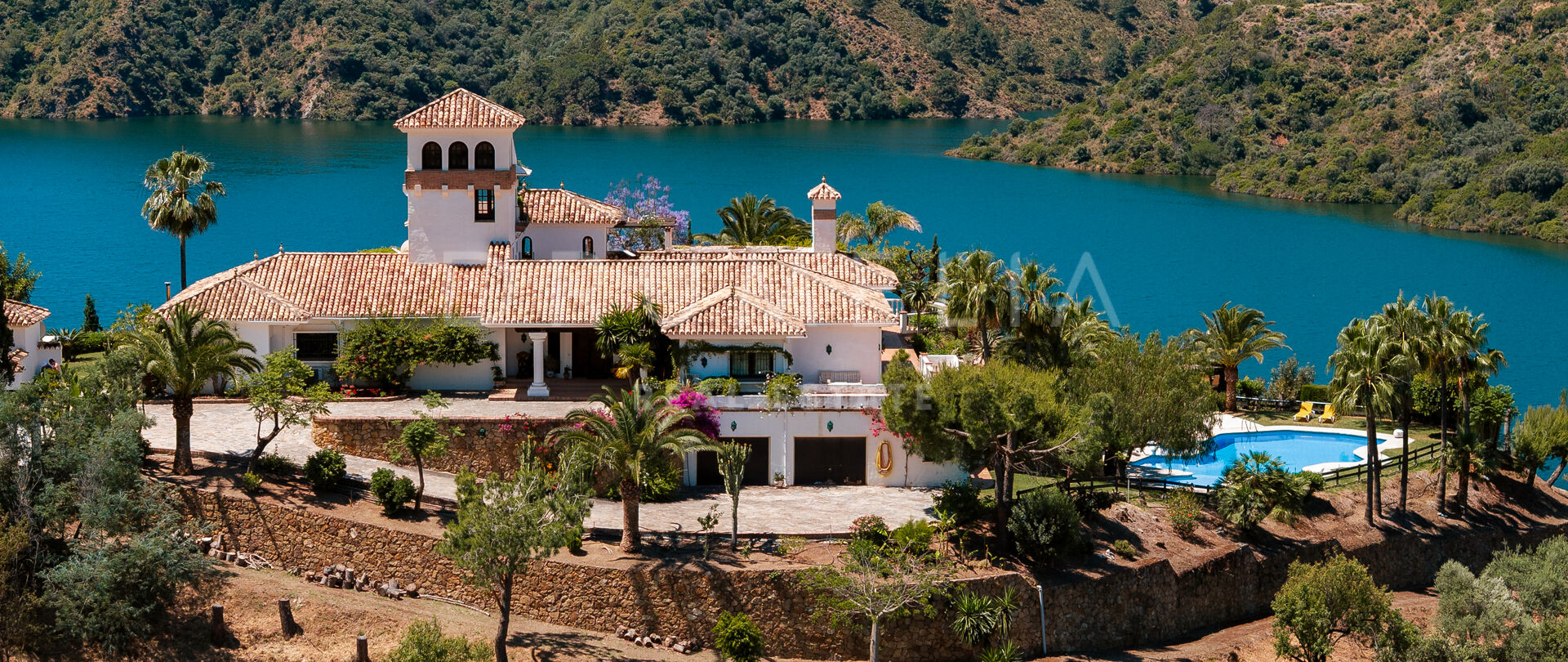 Élégante villa andalouse avec vue sur le lac près de Marbella – Istán