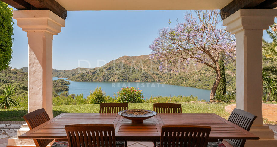 Elegant Andalusian Villa with Lake Views near Marbella – Istán