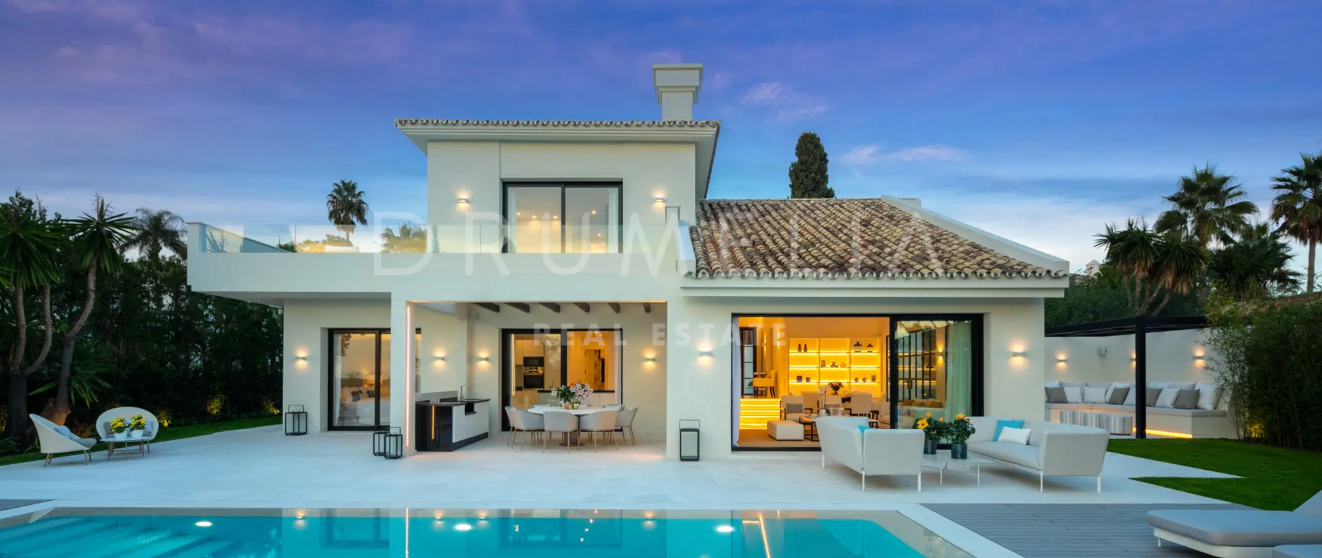 Moderne villa med andalusisk sjarm i Los Naranjos Golf.