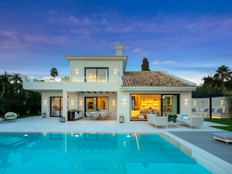 Contemporary Villa with Andalusian Charm in Los Naranjos Golf.
