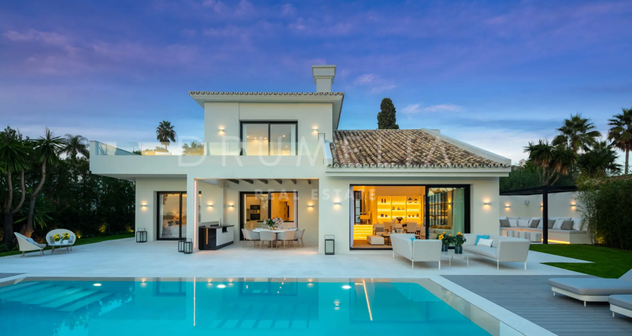 Contemporary Villa with Andalusian Charm in Los Naranjos Golf.