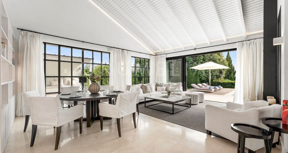 Contemporary Villa with Andalusian Charm in Los Naranjos Golf.