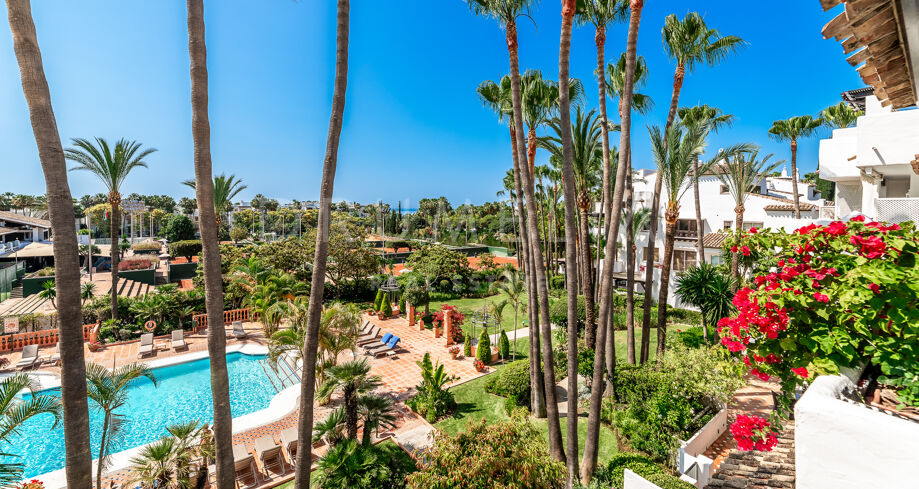 Ático frente al mar en Marina Puente Romano, Milla de Oro de Marbella