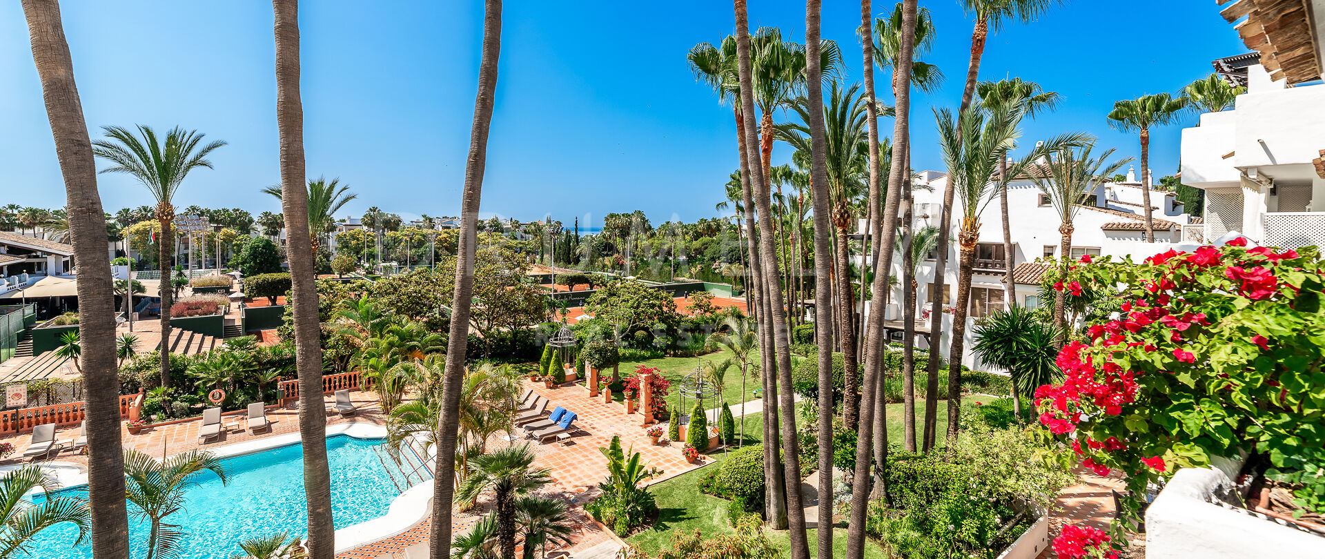 Elegant beachfront penthouse in Marina Puente Romano, Marbella Golden Mile