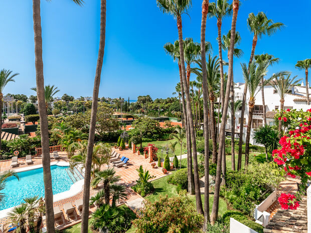 Elegant strandnära takvåning i Marina Puente Romano, Marbella Golden Mile