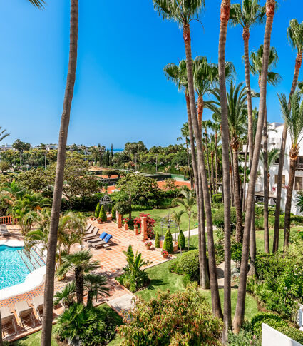 Elegant beachfront penthouse in Marina Puente Romano, Marbella Golden Mile