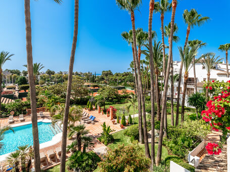 Elegancki apartament nad morzem w Marina Puente Romano, Złota Mila Marbella