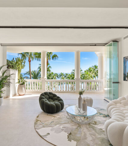 Beachfront Apartment with Panoramic Terrace in Las Dunas Park, Estepona