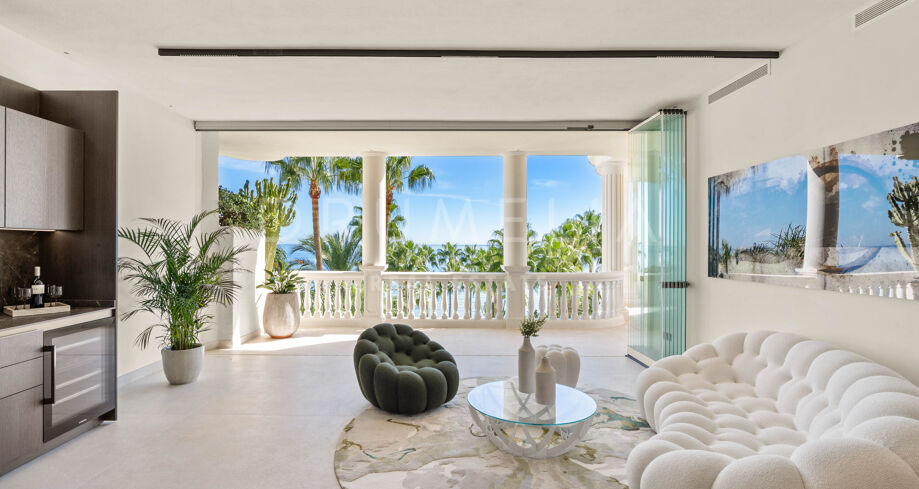 Beachfront Apartment with Panoramic Terrace in Las Dunas Park, Estepona