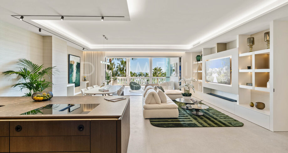 Beachfront Apartment with Panoramic Terrace in Las Dunas Park, Estepona