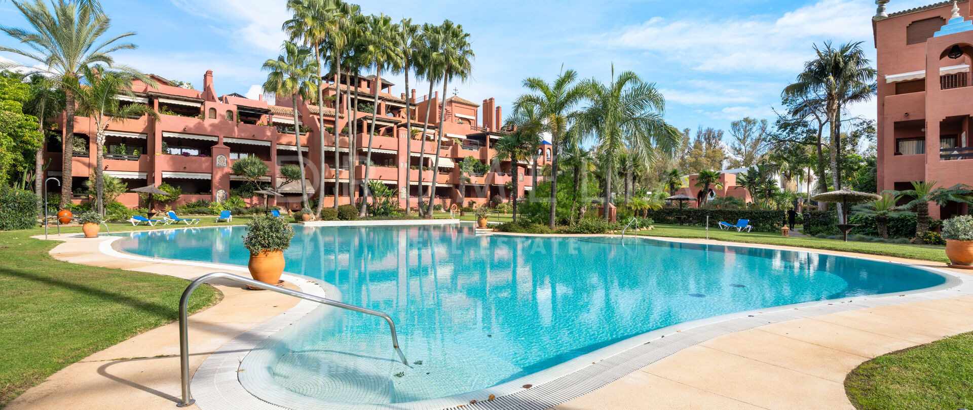 Очаровательная Квартира в Alhambra del Golf, Восточная Эстепона