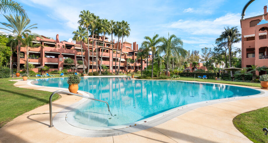Charming Apartment in Alhambra del Golf, Estepona East