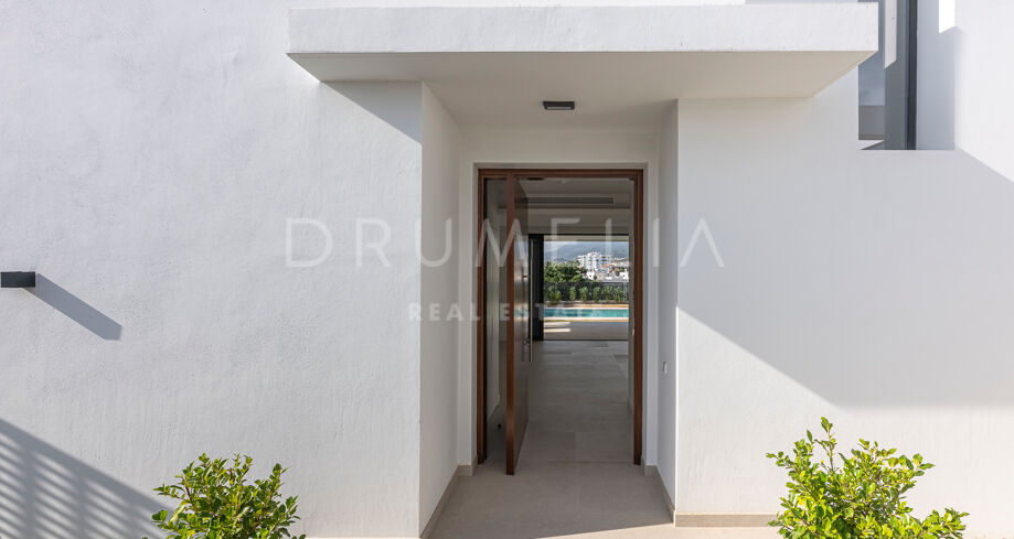Nieuwbouw moderne villa met vier slaapkamers in La Finca de Marbella.