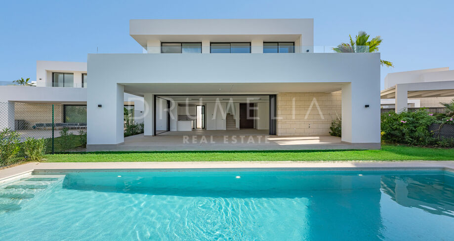 Nieuwbouw moderne villa met vier slaapkamers in La Finca de Marbella.