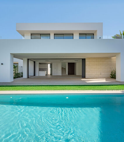Nybyggd modern villa med fyra sovrum i La Finca de Marbella.