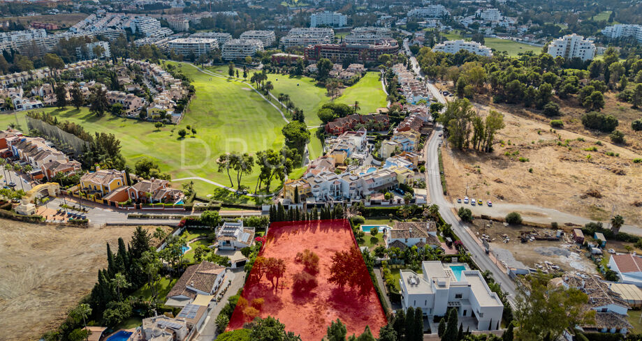 Działki z pozwoleniem na budowę i projektem w Guadalmina Alta, Marbella