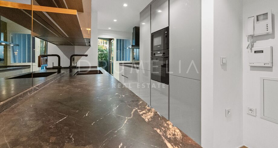 Elegante apartamento de 3 dormitorios en planta baja en Puente Romano, en la prestigiosa Milla de Oro de Marbella