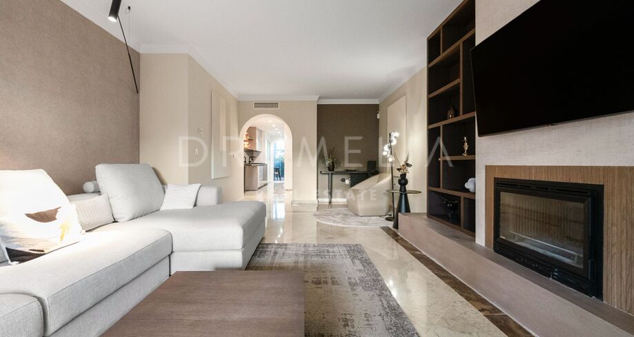 Elegante apartamento de 3 dormitorios en planta baja en Puente Romano, en la prestigiosa Milla de Oro de Marbella