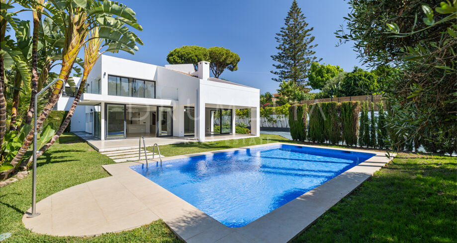 Moderne Villa mit Pool und Garten in Strandnähe in San Pedro de Alcántara