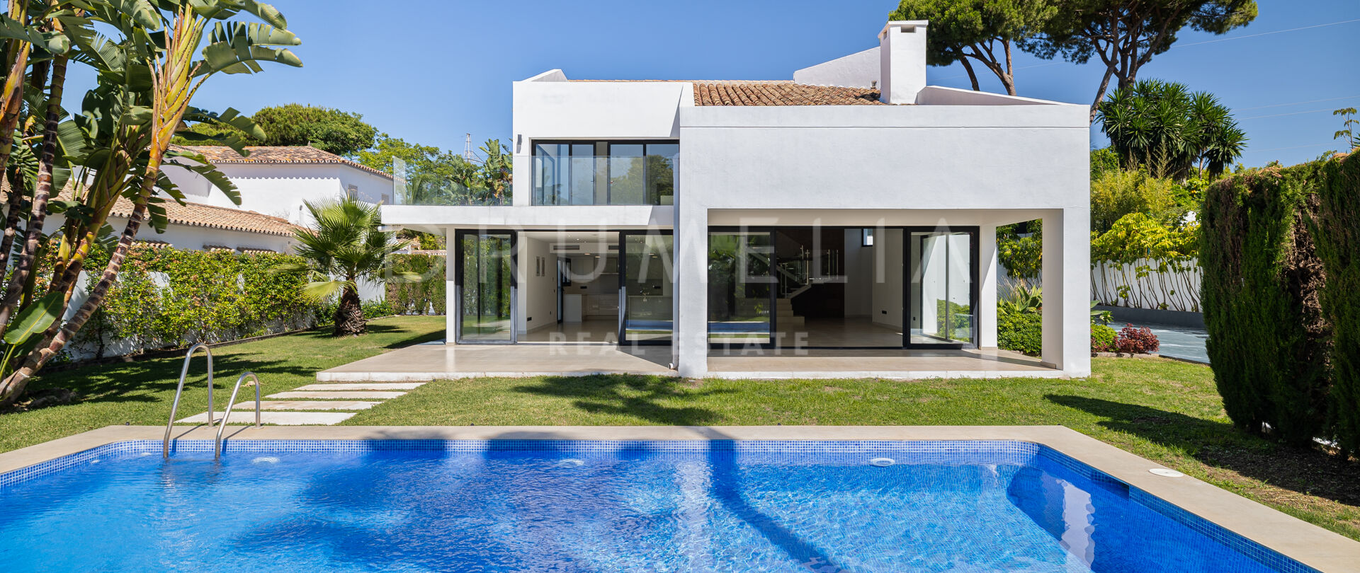 Contemporary villa with pool and garden near the beach in San Pedro de Alcántara