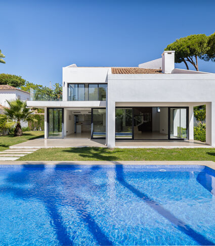 Contemporary villa with pool and garden near the beach in San Pedro de Alcántara