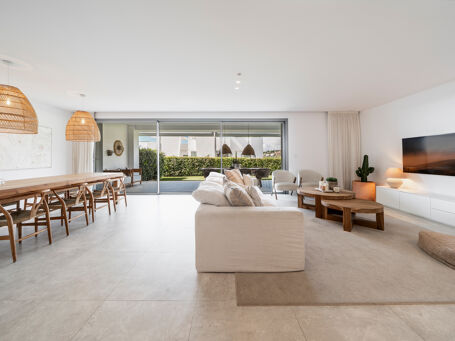 Elegante apartamento de cuatro dormitorios en Santa Clara, Marbella Este