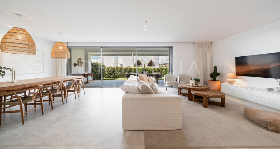 Elegante apartamento de cuatro dormitorios en Santa Clara, Marbella Este