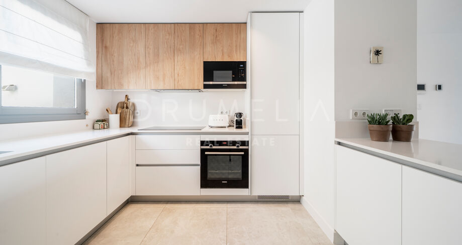 Elegante apartamento de cuatro dormitorios en Santa Clara, Marbella Este