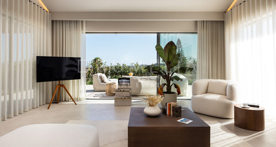 Zeitgenössische Villa im Bali-Stil in Nueva Andalucía, Marbella