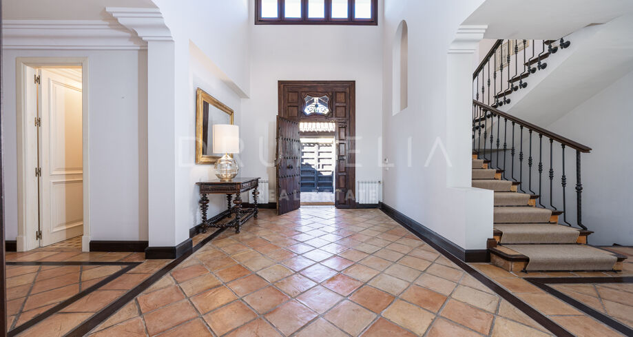 Elegant villa in Sierra Blanca with sea views, near Marbella centre and top schools