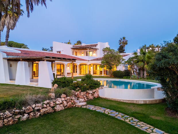 Residencia de Estilo Andaluz cerca de la Playa en Guadalmina Baja