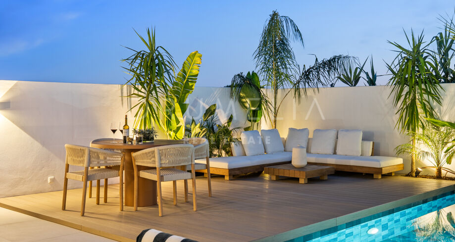 Elegante adosado con piscina privada en Nueva Andalucía