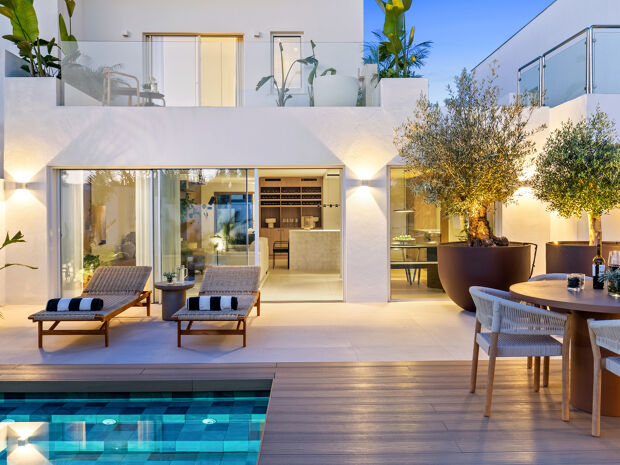Elegante adosado con piscina privada en Nueva Andalucía