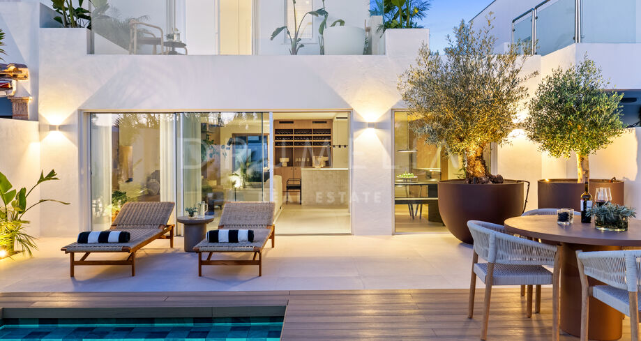 Elegante adosado con piscina privada en Nueva Andalucía