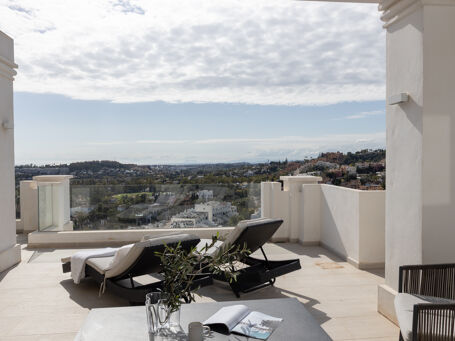 Elegant apartment with panoramic sea views in Nueva Andalucía.