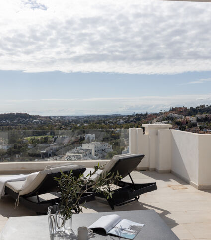 Элегантная квартира с панорамным видом на море в Nueva Andalucía.