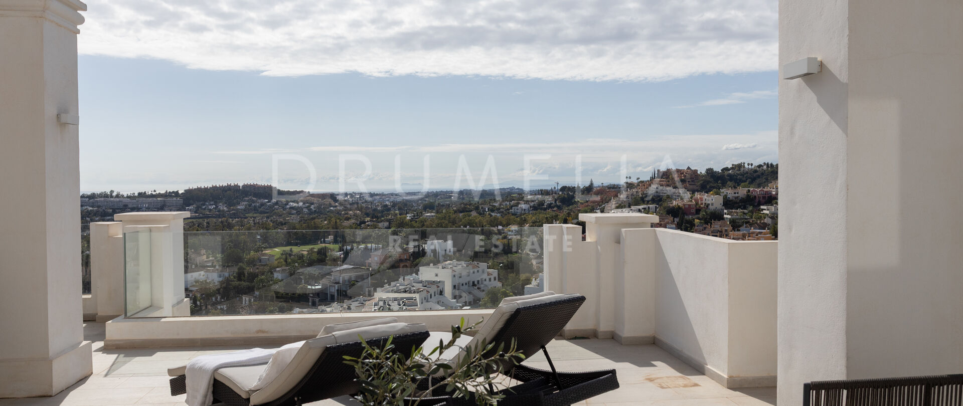 Elegant appartement met panoramisch zeezicht in Nueva Andalucía.