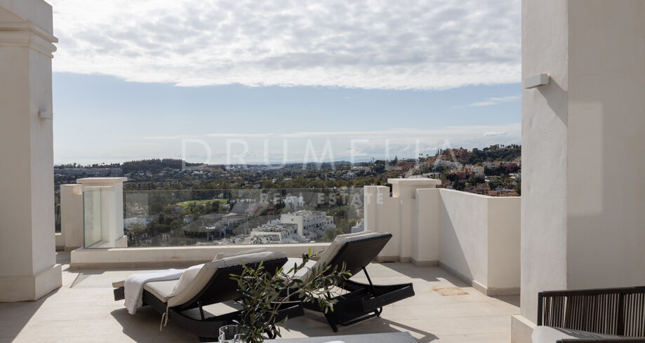 Appartement élégant avec vue panoramique sur la mer à Nueva Andalucía.